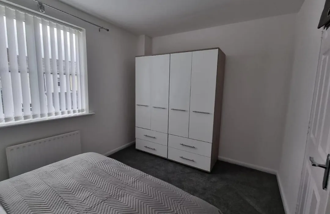 Beautiful 4 Bed Home, Sleeps 6, Driveway Parking-1