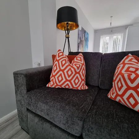 Beautiful 4 Bed Home, Sleeps 6, Driveway Parking-3