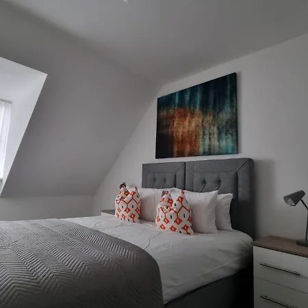 Beautiful 4 Bed Home, Sleeps 6, Driveway Parking-2